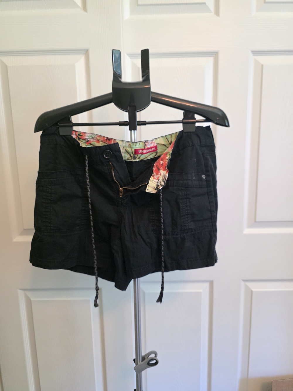 UNIONBAY Black Women's Cargo Shorts with Floral Waistband
